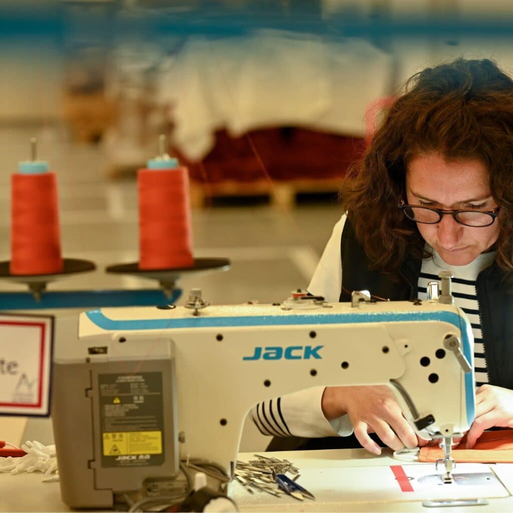 Agence textile engagée - atelier et machine à coudre